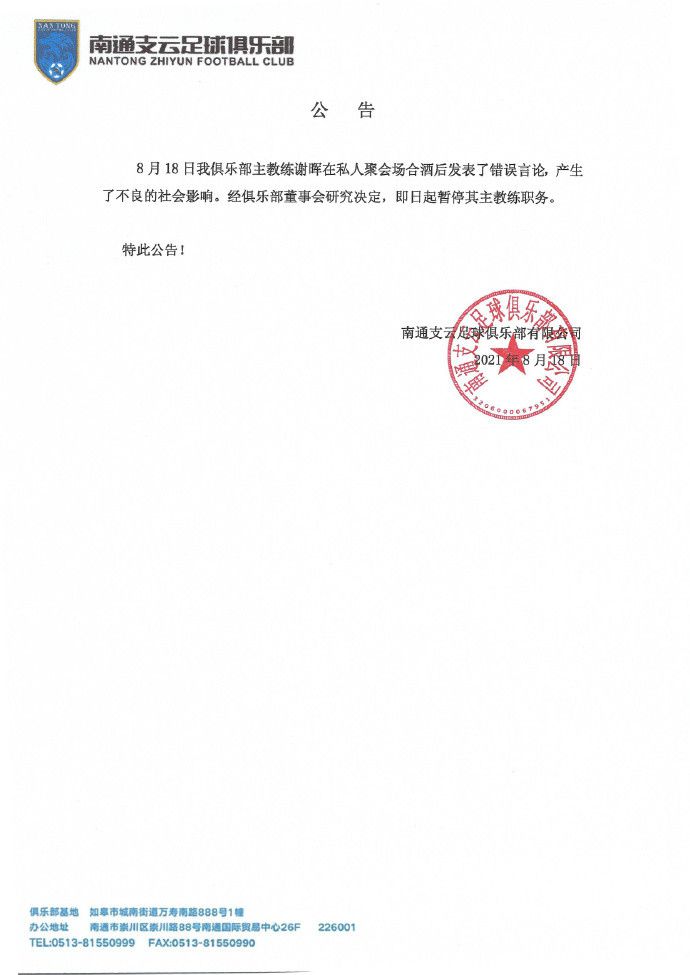 再如在《紫蝴蝶》中，表现山本、伊丹英彦等日本特务的秘密行动时，光影随着人物的行进而不断移动，周围漆黑一片。
